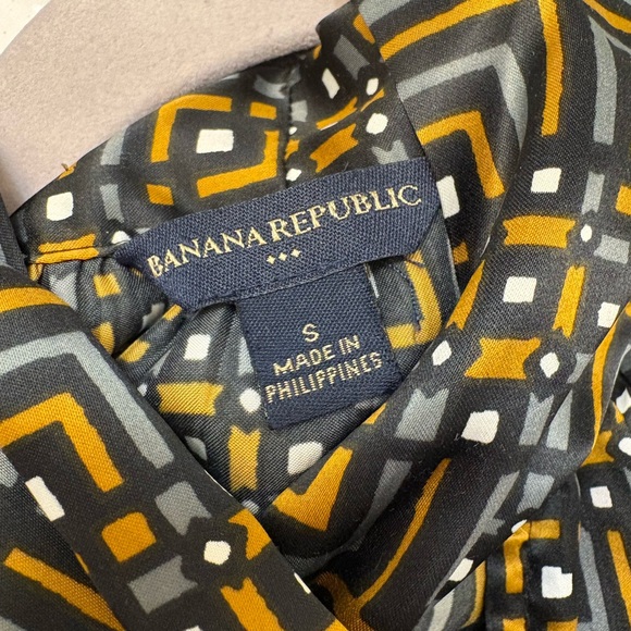 Banana Republic silky, sleeveless top with tie, size small, black/brown - Picture 8 of 8